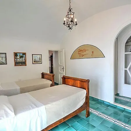 Sleeps 4 Air Con Wifi Villa Amalfi